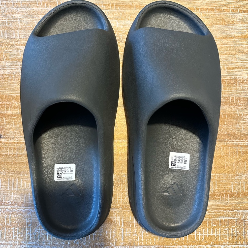 Yeezy Granite (grey) slides size 11 Authentic